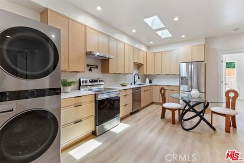 Photo of 22450 Dolorosa St Street, Woodland Hills, CA 91367 (MLS # 26667517)