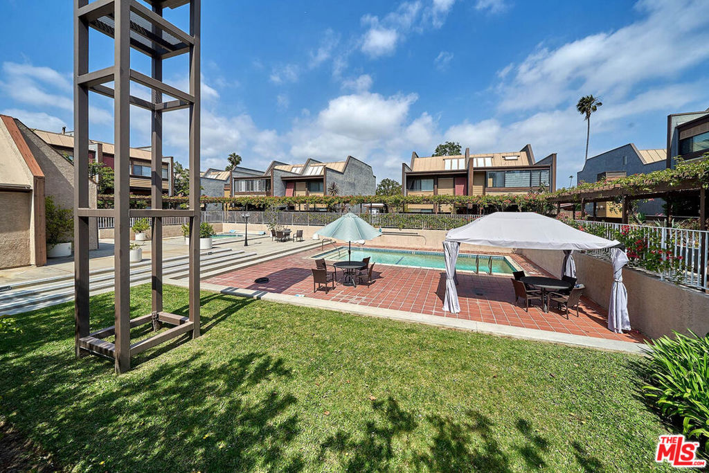 421 S Van Ness Avenue 8