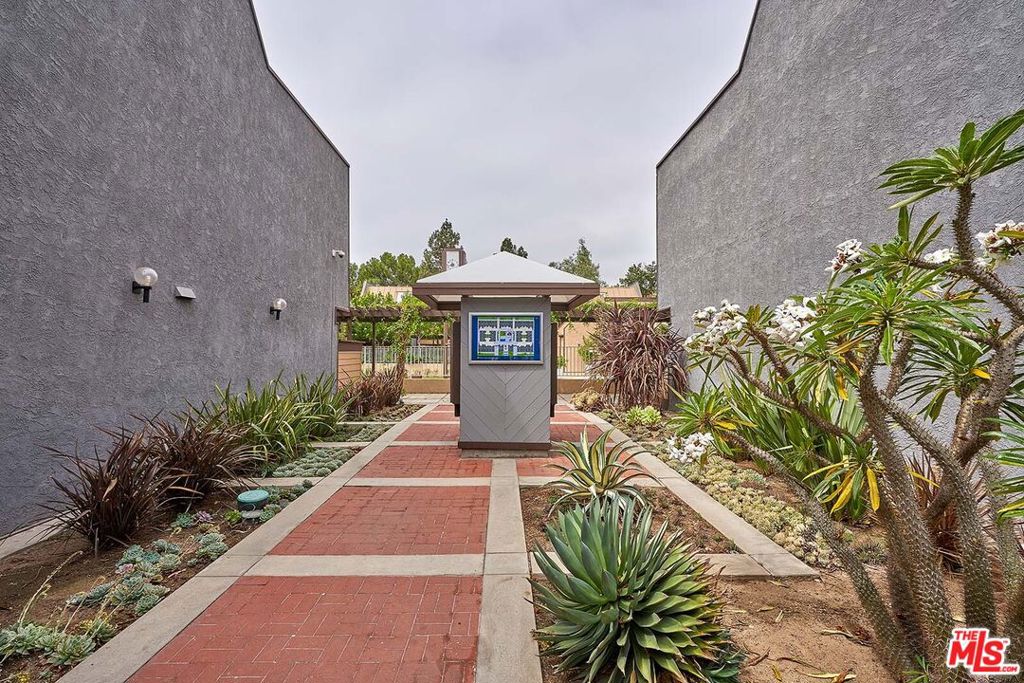 421 S Van Ness Avenue 8