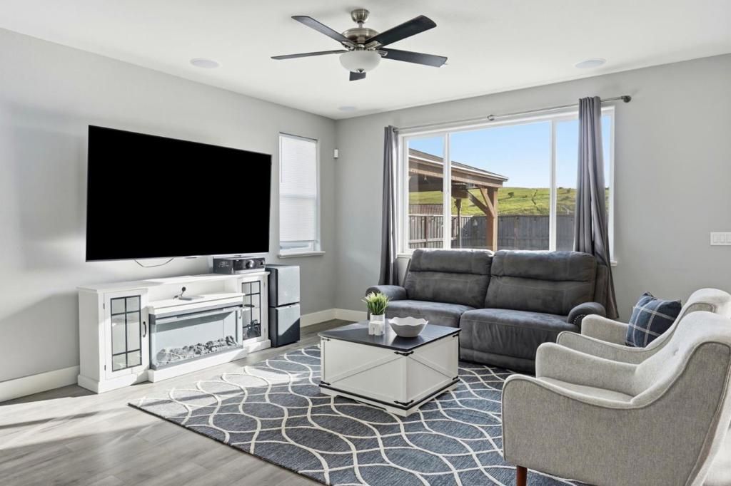 Photo of 190 Tanoak Street, Hollister, CA 95023 (MLS # ML82040616)