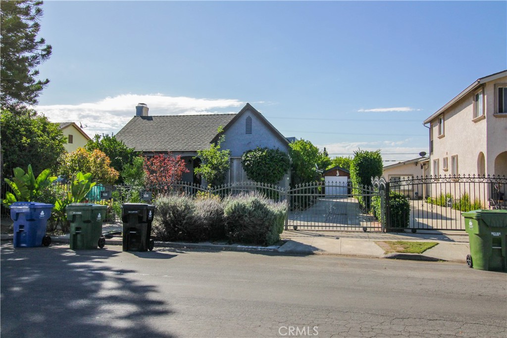 There is no place like home! Welcome to yours. Discover this freshly remodeled unit. This charming 2-bedroom, 1-bath home in the heart of trendy Highland Park. Enjoy a bright interior with in-unit laundry, patio, and a clean, updated design throughout. 
Perfectly located near freeways, shopping, and dining, you're minutes from York Blvd hotspots, Sycamore Grove Park, and Occidental College. Top local schools include Yorkdale Elementary and Benjamin Franklin High School.
Highland Park blends historic character with a hip new energy and homes like this don't stay available long. Schedule your viewing today and make this cozy, modern retreat your new home.