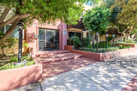 Photo of 5414 Newcastle, Encino, CA 91316 (MLS # SR26228403)