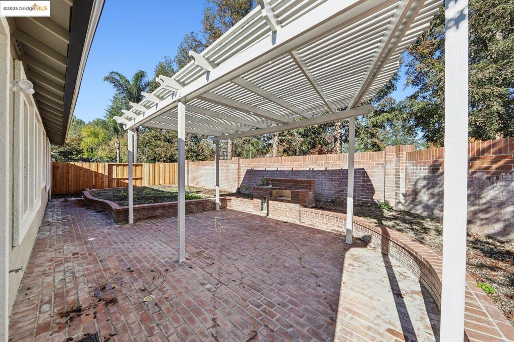 LYON GROVES - Residential