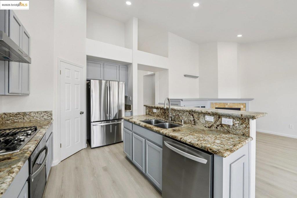 LYON GROVES - Residential