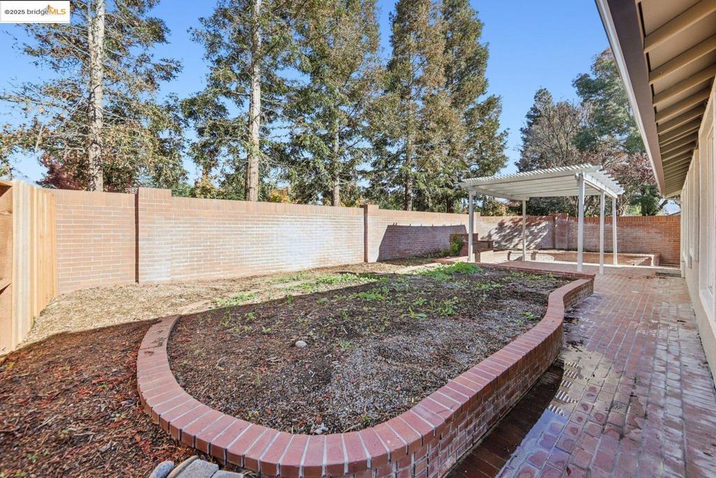 LYON GROVES - Residential