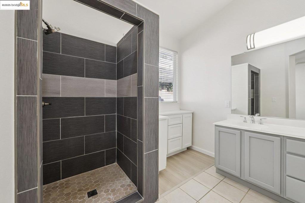 LYON GROVES - Residential