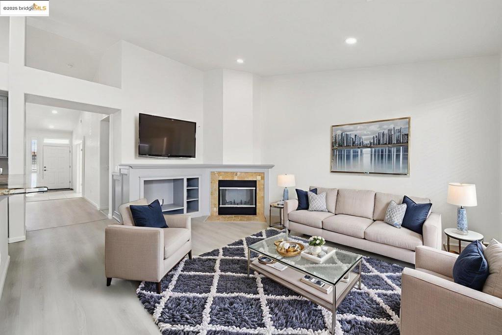 LYON GROVES - Residential