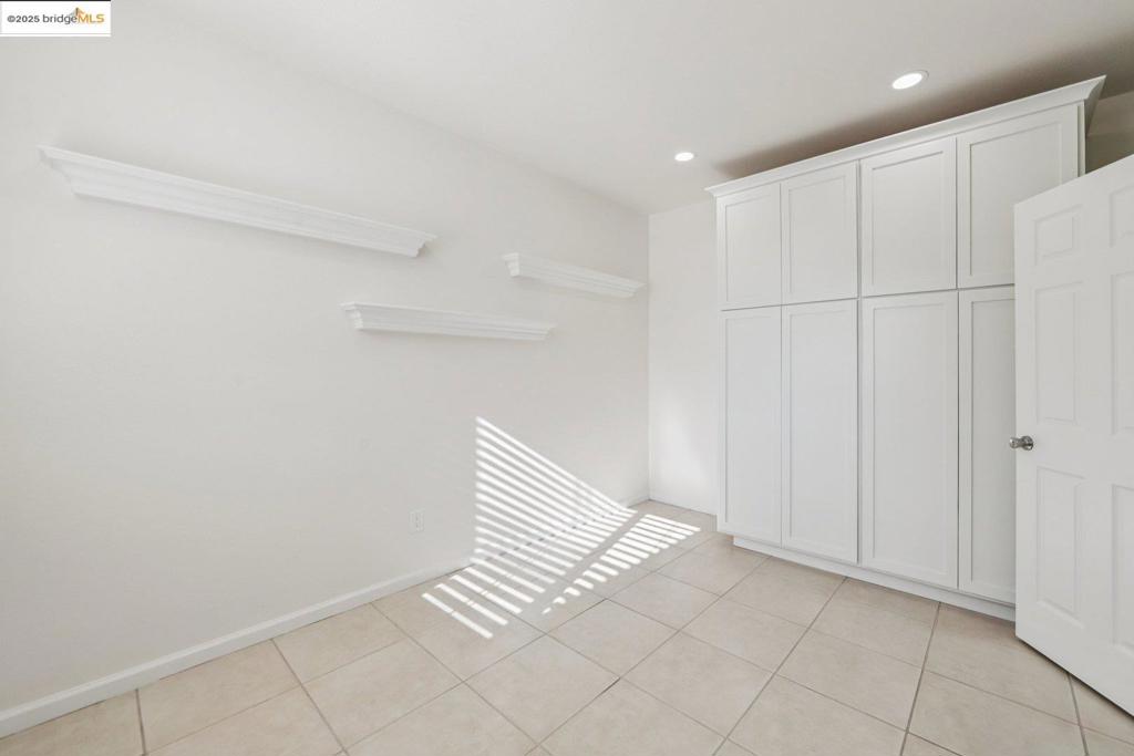 LYON GROVES - Residential