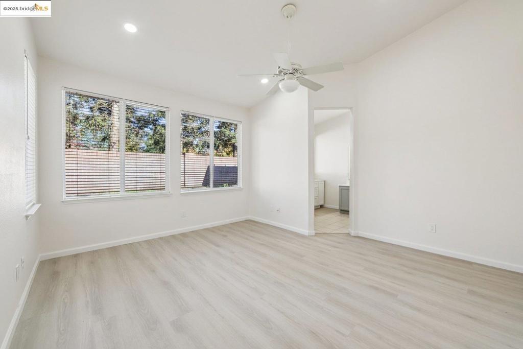 LYON GROVES - Residential