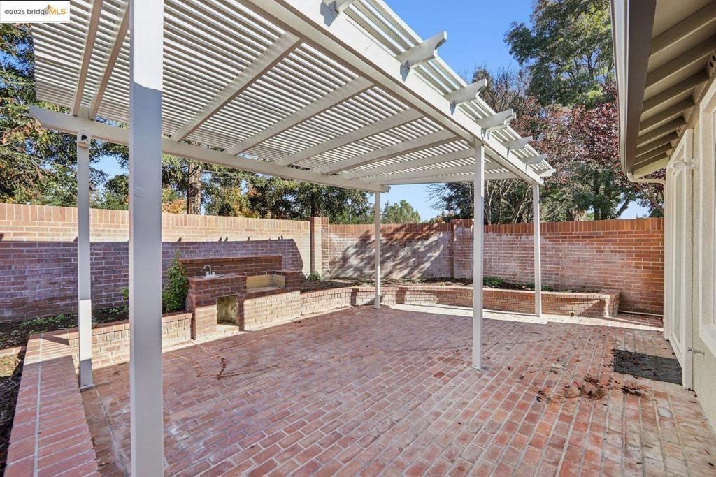 LYON GROVES - Residential