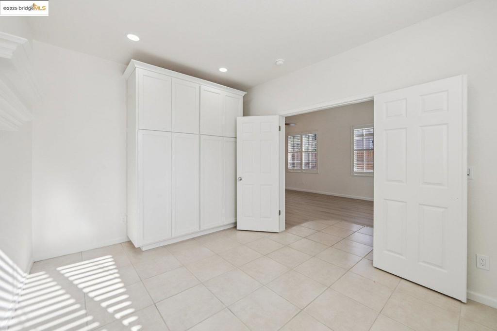 LYON GROVES - Residential