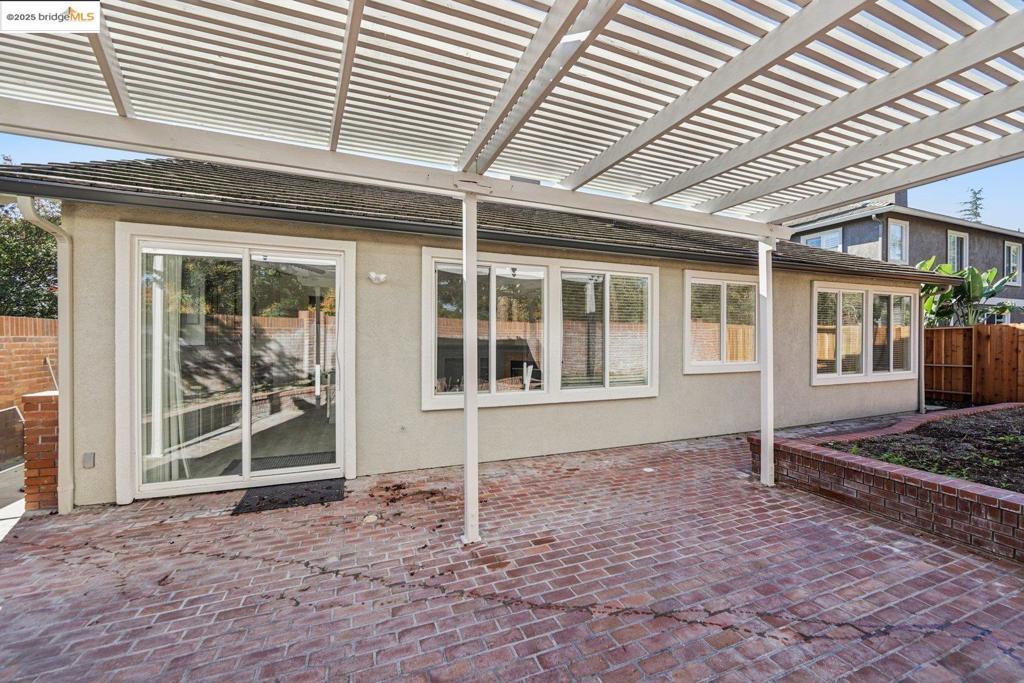 LYON GROVES - Residential