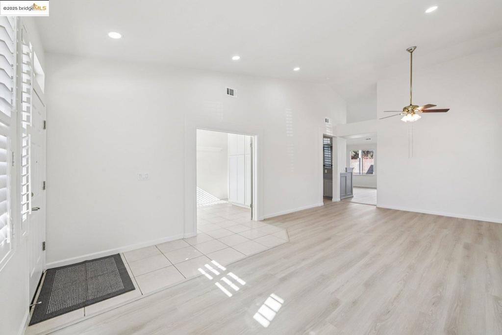 LYON GROVES - Residential