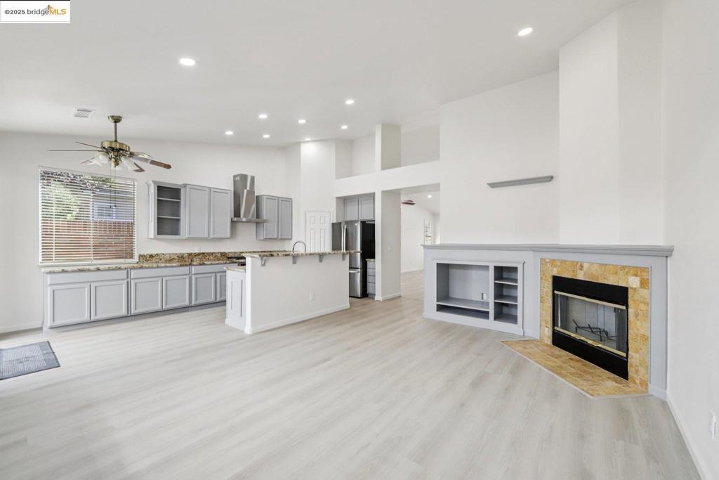 LYON GROVES - Residential