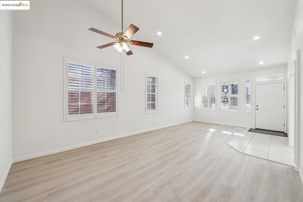 LYON GROVES - Residential