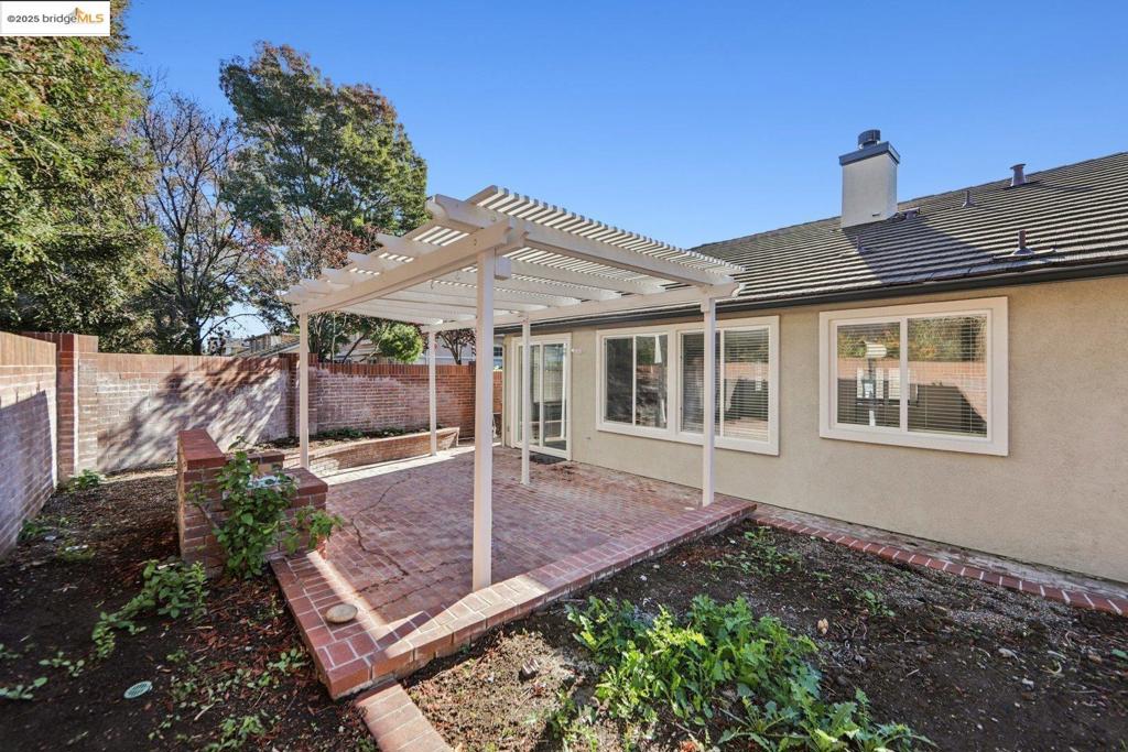 LYON GROVES - Residential