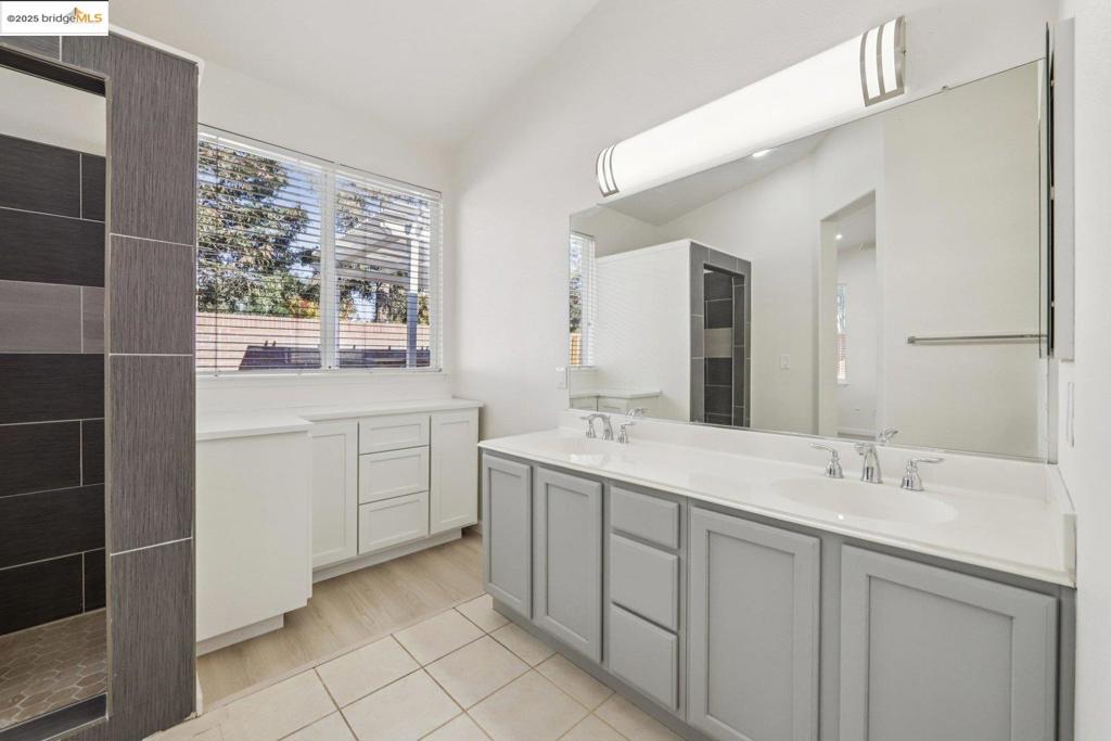 LYON GROVES - Residential