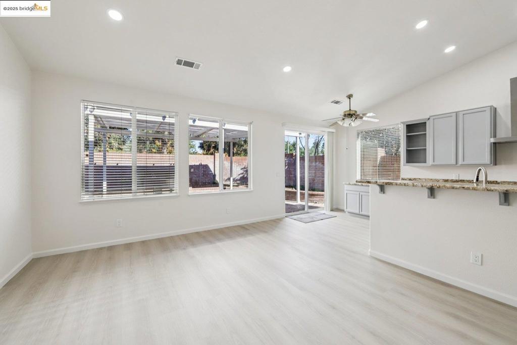 LYON GROVES - Residential