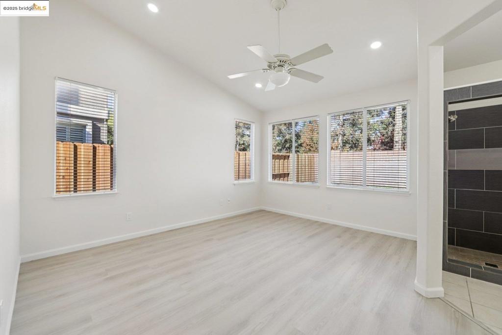 LYON GROVES - Residential