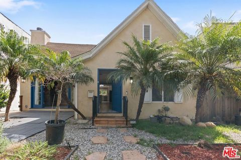 Photo of 1112 S Highland Avenue, Los Angeles, CA 90019 (MLS # 26645463)