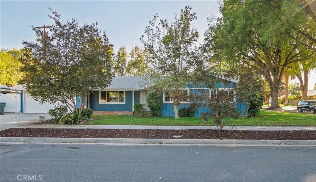 4834 Cliffside