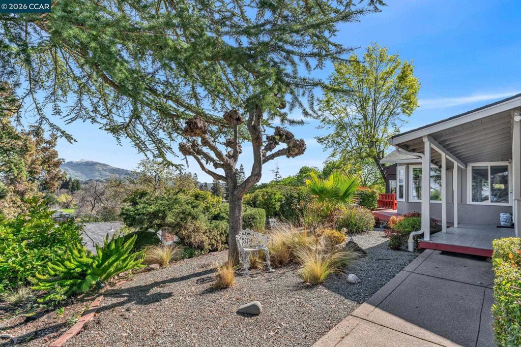 2081 2081 Essenay Ave