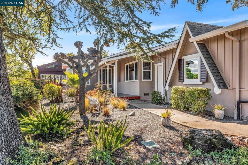 2081 2081 Essenay Ave