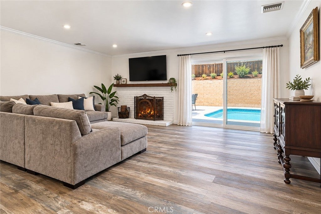 1215 Dickenson
