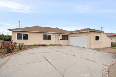 Photo of 922 E Edgecomb St, Covina, CA 91724 (MLS # TR25262274)