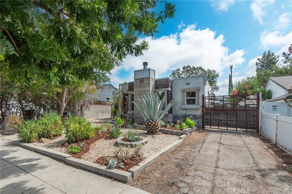 Photo of 21914 Velicata St, Woodland Hills, CA 91364 (MLS # SR25221334)