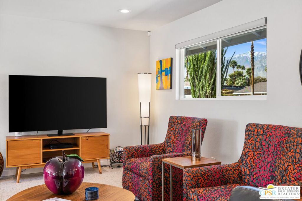 Los Compadres - Residential