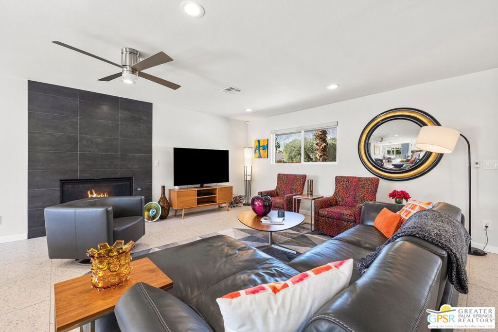 Los Compadres - Residential