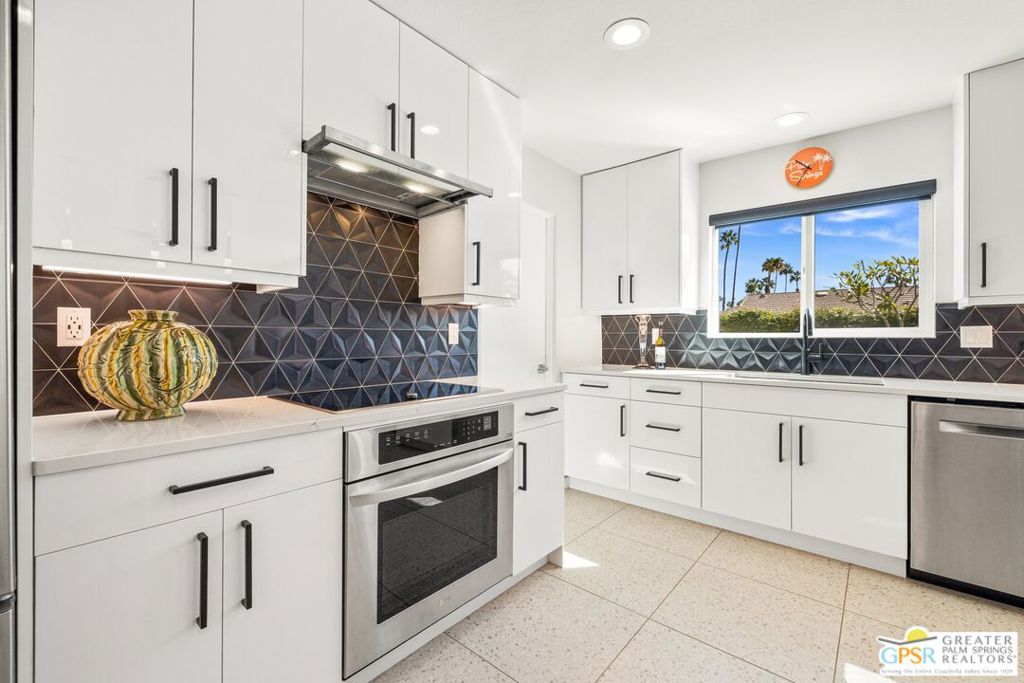 Los Compadres - Residential