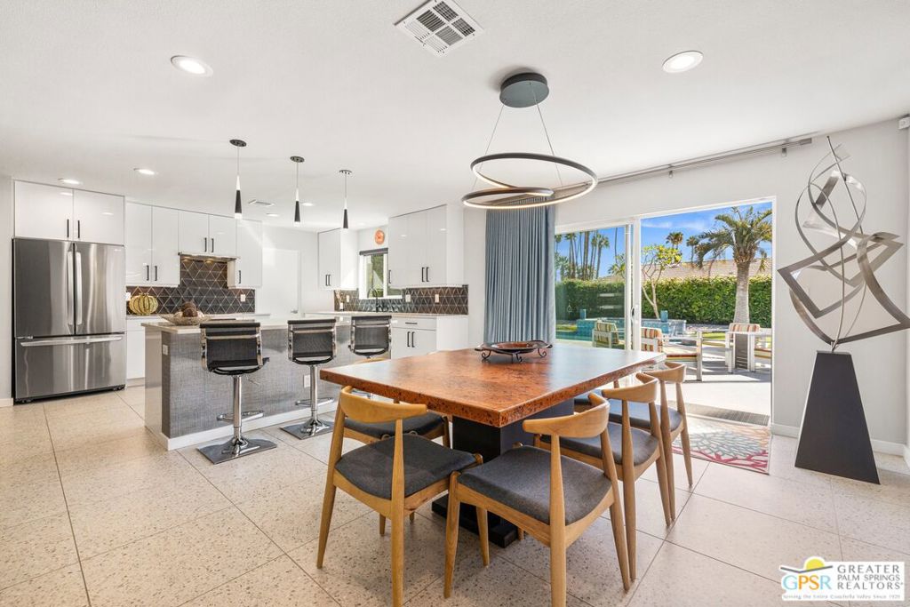 Los Compadres - Residential