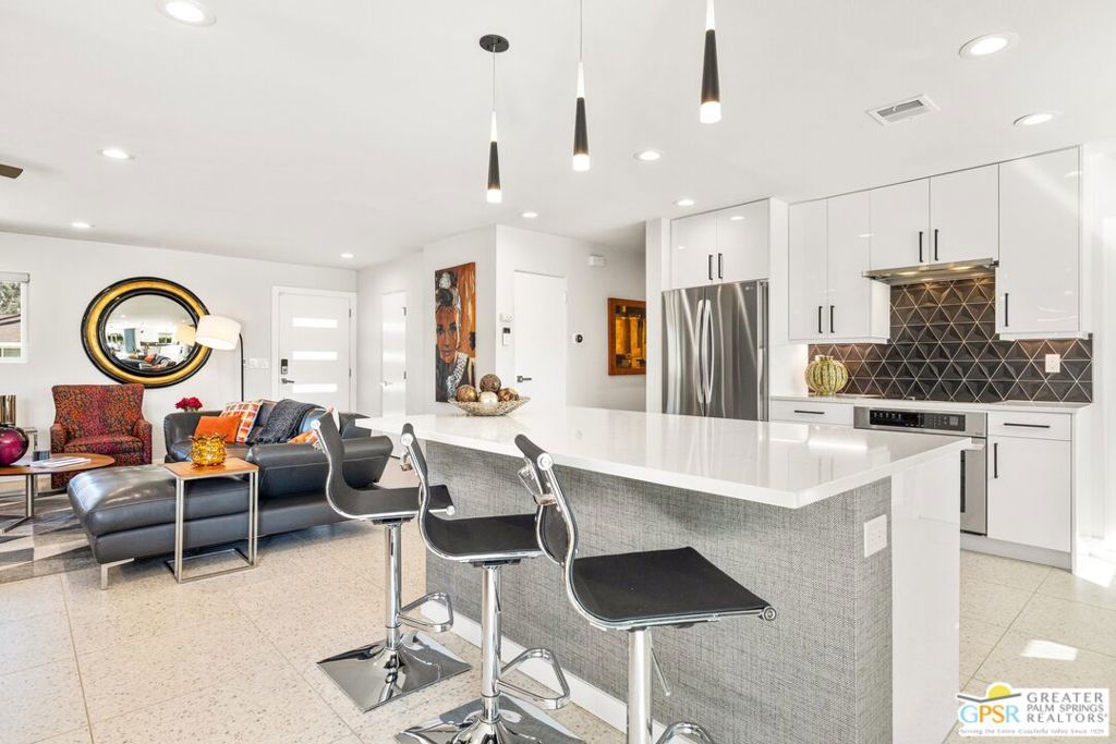 Los Compadres - Residential