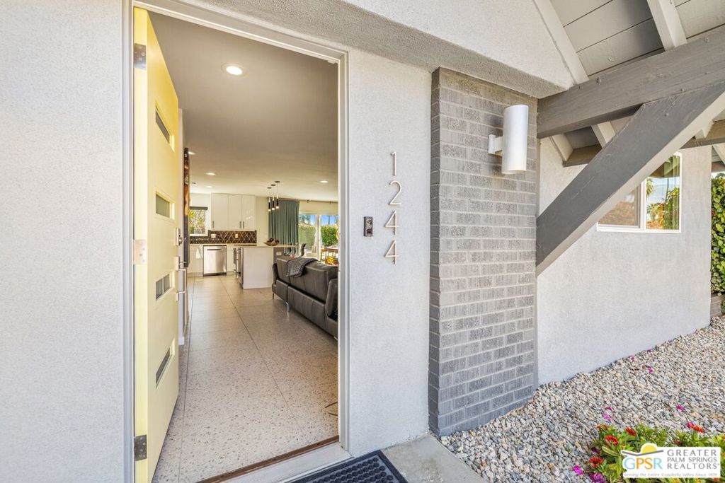 Los Compadres - Residential