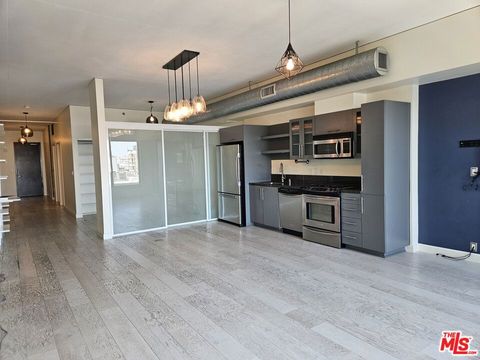 Photo of 1111 S Grand Avenue #1014, Los Angeles, CA 90015 (MLS # 26649091)