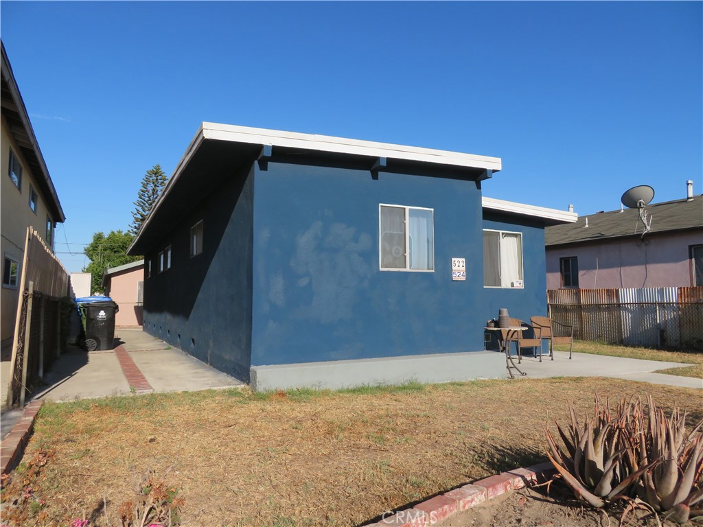 Excellent Opportunity to own this one of kind property .Close to Parks, bus station. Close to fwys and shopping center areas. For a for a big family to live in both units.
This property features two separate homes on a great lot size of 6209 Sf and a living space of 2,125 Sf. Front home present 2 bedrooms and one bathrooms. Laundry room area. Rear home features 3 bedrooms and 2 complete bathrooms, and a generous living room, laundry area by the hallway. 3 car garage attached . You can access through either the hallway or via the alley. The expansive driveway offers ample parking for up to 3 to 5 cars. Buyers don't miss the chance to but this great great incredible properties.