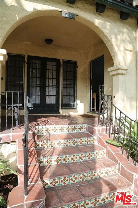Tiny photo for 601 S Sweetzer Avenue, Los Angeles, CA 90048 (MLS # 25613899)