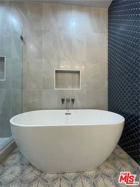 Tiny photo for 601 S Sweetzer Avenue, Los Angeles, CA 90048 (MLS # 25613899)