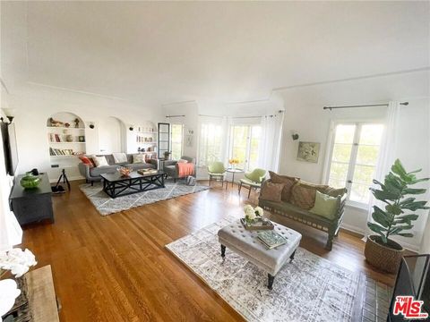 Photo of 601 S Sweetzer Avenue, Los Angeles, CA 90048 (MLS # 25613899)