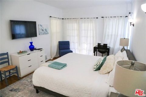 Tiny photo for 601 S Sweetzer Avenue, Los Angeles, CA 90048 (MLS # 25613899)