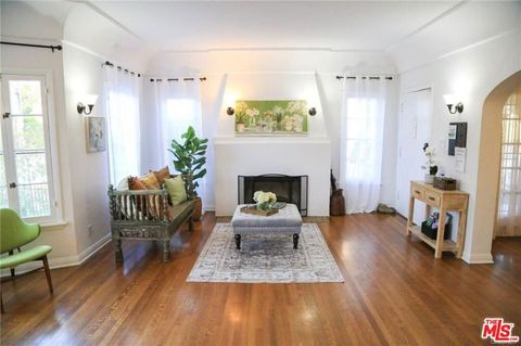 Photo of 601 S Sweetzer Avenue, Los Angeles, CA 90048 (MLS # 25613899)