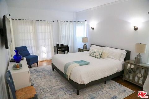 Tiny photo for 601 S Sweetzer Avenue, Los Angeles, CA 90048 (MLS # 25613899)