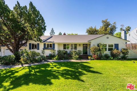 Photo of 1354 Green Lane, La Canada Flintridge, CA 91011 (MLS # 26661465)