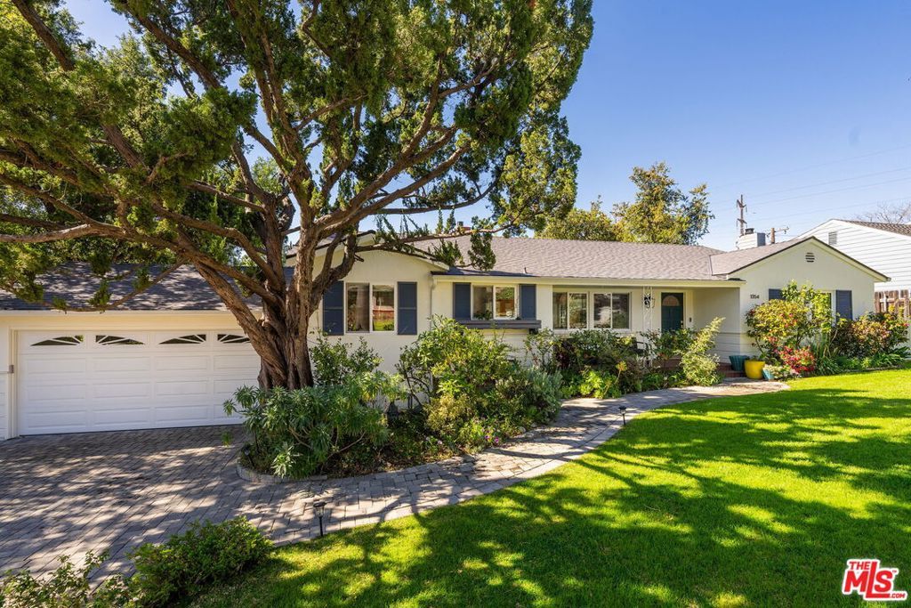Photo of 1354 Green Lane, La Canada Flintridge, CA 91011 (MLS # 26661465)