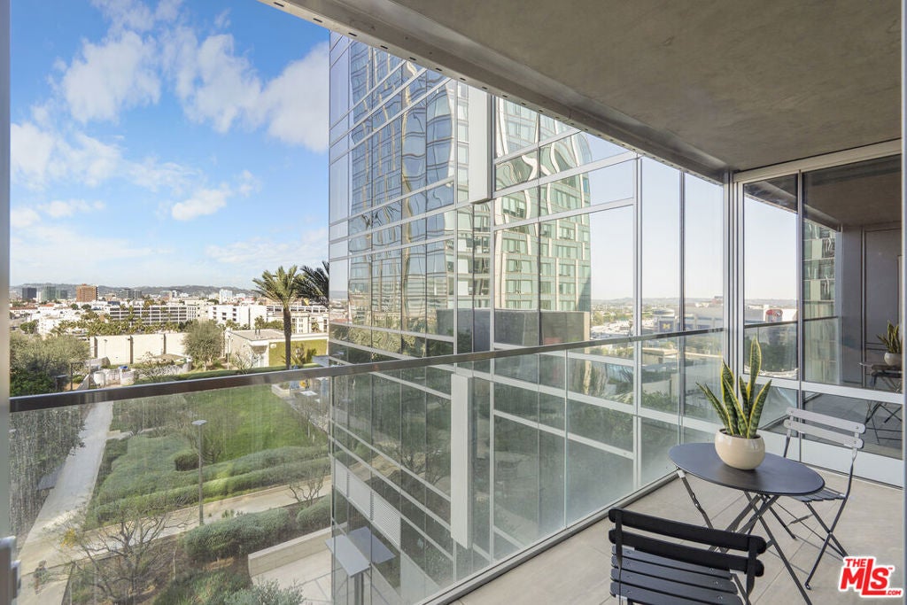 877 Francisco Street 1116