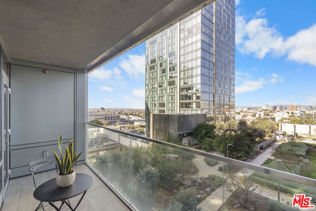 Photo of 877 Francisco Street #1116, Los Angeles, CA 90017 (MLS # 26647785)