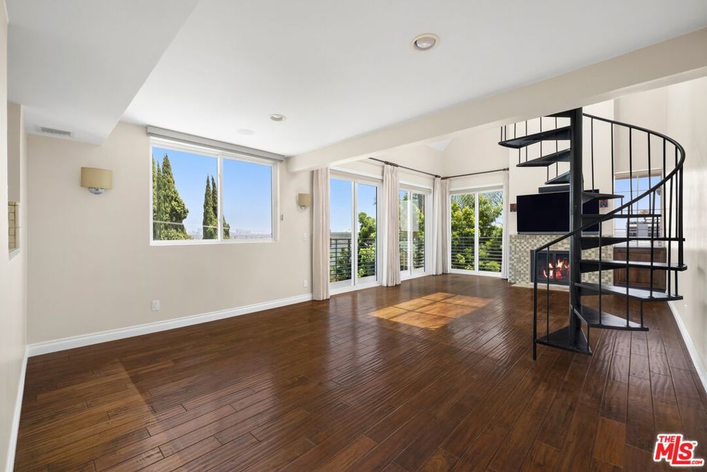 Photo of 1129 Larrabee Street #15, West Hollywood, CA 90069 (MLS # 26852493)