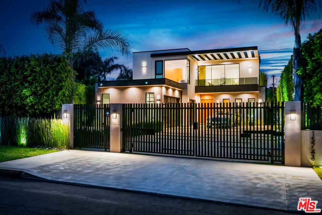 Photo of 15743 Hesby Street, Encino, CA 91436 (MLS # 26658421)